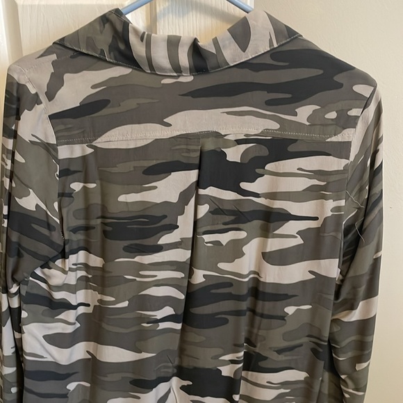 Button-down camo blouse - Picture 3 of 3